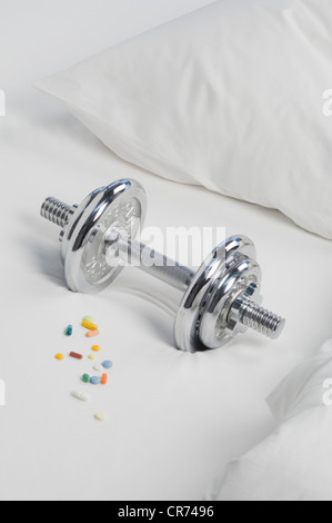 Il manubrio e pillole sul letto, close up Foto Stock