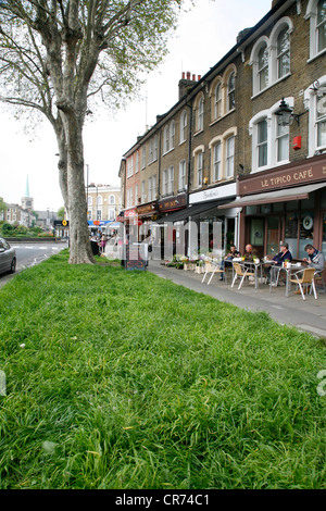 Sfilata di negozi e caffetterie su Lauriston Road, South Hackney, Londra, Regno Unito Foto Stock