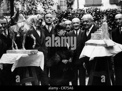 Real del Sarte, Maxime, 2.5.1888 - 15.2.1954, scultore francese, che mostra la vedova del maresciallo Joseph Joffre disegni per il monumento di suo marito, Parigi, 1936, , Foto Stock