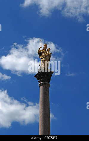 Colonna mariana contro un cielo blu con nuvole bianche, piazza Marienplatz, Monaco di Baviera, Germania, Europa Foto Stock