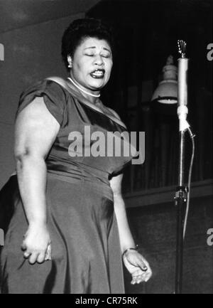 Fitzgerald, Ella, 25.4.1918 - 15.6.1996, musicista americano (cantante jazz), di mezza lunghezza, durante la performance di scena, 1955, Foto Stock