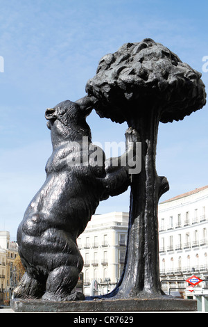 Statua di Orso e corbezzolo (dallo scultore Antonio Navarro Santa Fe) a Puerta del Sol di Madrid in Spagna Foto Stock