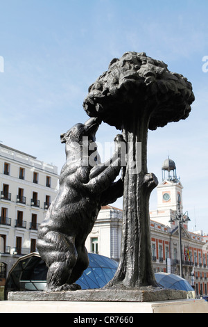 Statua di Orso e corbezzolo (dallo scultore Antonio Navarro Santa Fe) a Puerta del Sol di Madrid in Spagna Foto Stock