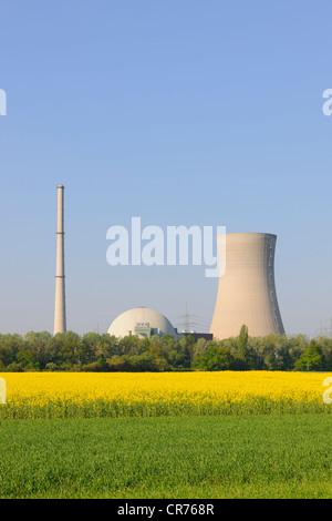 Centrale nucleare di Grafenrheinfeld, fuori servizio, canola field davanti, bassa Franconia, Baviera, Germania, Europa Foto Stock