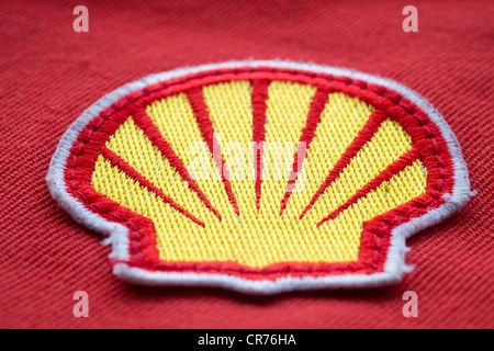 Dettaglio del panno patch logo sulla tuta di sicurezza del lavoratore di Royal Dutch Shell Oil Company. Foto Stock