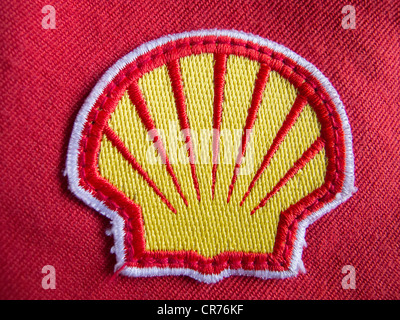 Dettaglio del panno patch logo sulla tuta di sicurezza del lavoratore di Royal Dutch Shell Oil Company. Foto Stock