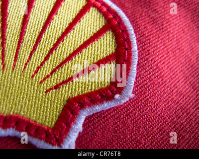 Dettaglio del panno patch logo sulla tuta di sicurezza del lavoratore di Royal Dutch Shell Oil Company. Foto Stock