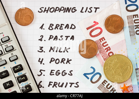 Calcolatrice, valuta Euro e manoscritti shopping list Foto Stock