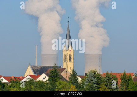 Chiesa di Roethlein davanti di Grafenrheinfeld Centrale Nucleare, bassa Franconia, Baviera, Germania, Europa Foto Stock