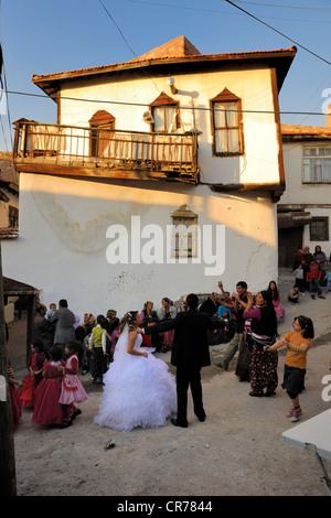 Turchia, Anatolia centrale, Ankara, cittadella nella città vecchia, Gypsy wedding in strada Foto Stock