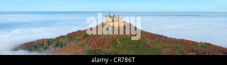 Hohenzollern Castello in autunno, Zollernalb, Alpi sveve, Baden-Wuerttemberg, Germania, Europa Foto Stock