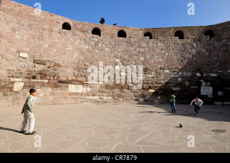 Turchia, Anatolia centrale, Ankara, cittadella nella città vecchia, i bambini a giocare a calcio nei bastioni Foto Stock