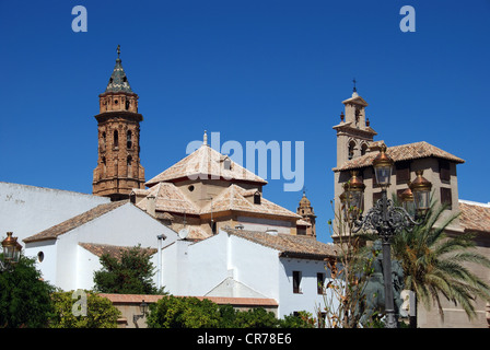 San sebastian campanile di una chiesa e convento encarnation center visto dal plaza guerrero munoz, Antequera, Spagna, Europa. Foto Stock