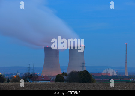 Torri di raffreddamento di Grafenrheinfeld E.sulla centrale nucleare, Schweinfurt, Baviera, Germania, Europa Foto Stock