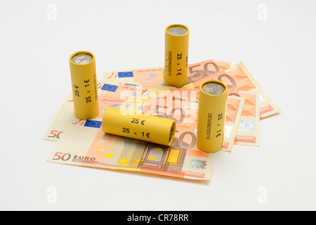 Rotoli di un euro monete e banconote in euro Foto Stock