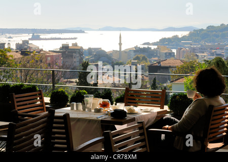 Turchia, Istanbul, Beyoglu District, vista sul Bosforo stretto da Tomtom Suites Hotel Foto Stock