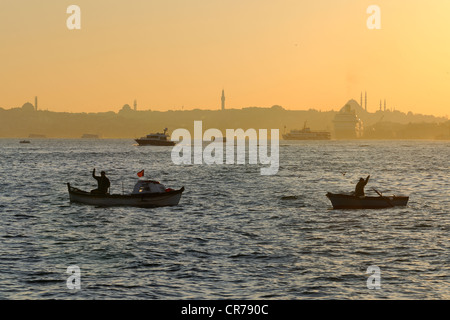 Turchia, Istanbul, barche di pescatori sulla lo stretto del Bosforo, il Golden Horn stretto in background Foto Stock