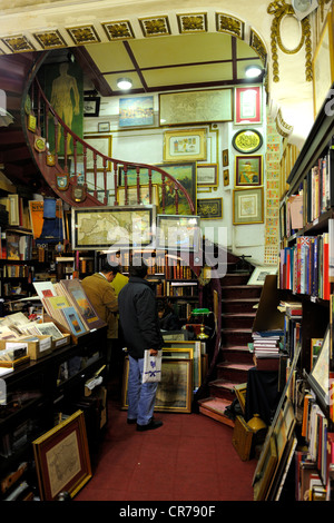Turchia, Istanbul, Beyloglu, quartiere Taksim, libraio in Istiklal Caddesi Street Foto Stock