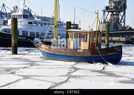 Le navi nel porto di Amburgo in inverno, Amburgo, Germania, Europa Foto Stock