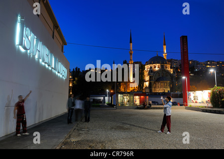 Turchia, Istanbul, Beyoglu, Karakoy District, il Museo di Arte Moderna (Istanbul Modern) e Moschea Nusretiye in background Foto Stock