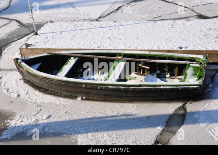 Barca nel porto di Amburgo in inverno, Amburgo, Germania, Europa Foto Stock