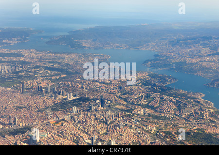 Turchia, Istanbul, il Parlamento e i lati asiatici separared dalle parti dello stretto del Bosforo (vista aerea) Foto Stock