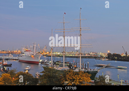 Tappo di navi di San Diego e Rickmer Rickmers ormeggiati nel porto di Amburgo, Amburgo, Germania, Europa Foto Stock