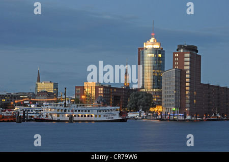 Vista notturna, porto di Amburgo, Kehrwiederspitze, Hafencity district, Amburgo, Germania, Europa Foto Stock