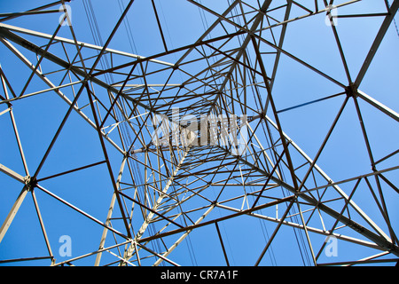 Pilone struttura torre visto da sotto contro il cielo blu Foto Stock