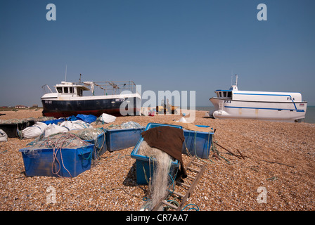 Commerciale di pesca Barche su Dungeness spiaggia ghiaiosa Kent REGNO UNITO Foto Stock