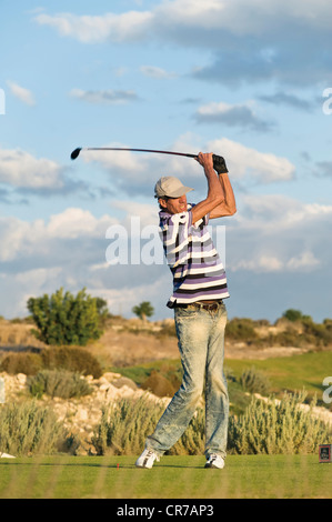 Cipro, uomo giocando a golf sul campo da golf Foto Stock