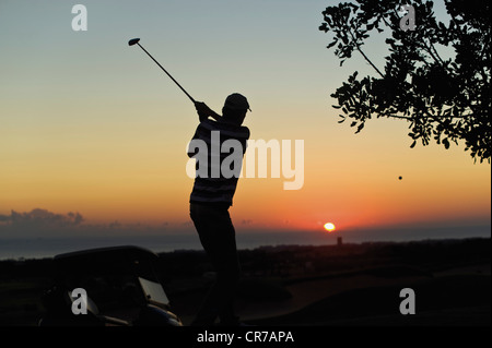 Cipro, uomo giocando a golf sul campo da golf Foto Stock