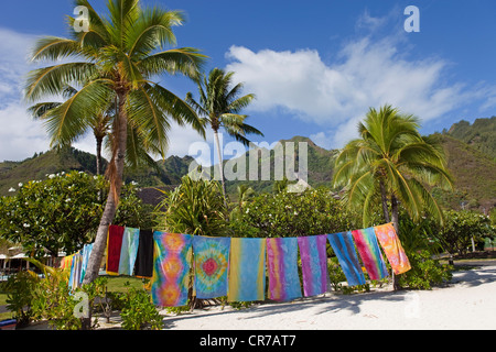 Francia, Polinesia francese, la società arcipelago, isole Windward, Moorea, Intercontinental Hotel, parei sulla spiaggia Foto Stock