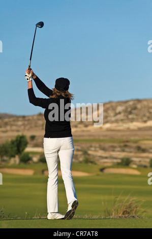 Cipro, Donna giocando a golf sul campo da golf Foto Stock