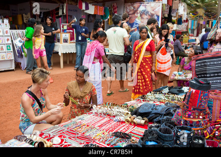 India, stato di Goa, Anjuna, mercoledì il mercato delle pulci creato nel tempo di hippies Foto Stock