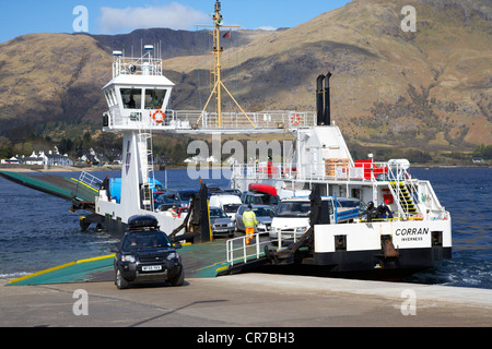 Ardgour corran ferry attraverso loch linnhe veicoli scarico highland Highlands della Scozia uk Foto Stock