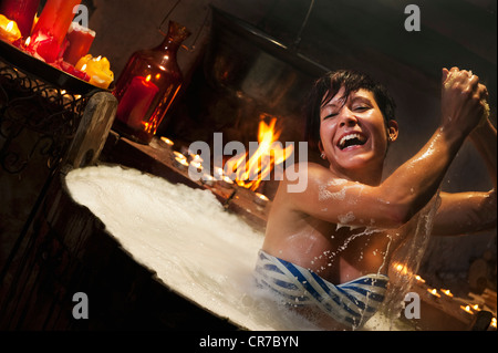 Austria Salzburg County, giovane donna tenendo bagno in vasca di legno Foto Stock