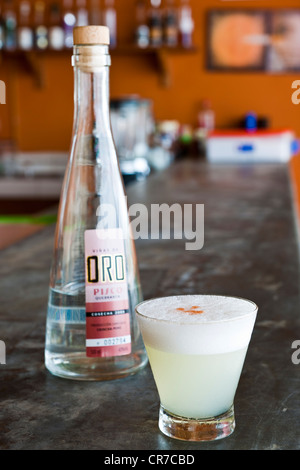 Il Perù, Piura Provincia, Mancora, pisco sour, la Nazionale di bevanda peruviana e di Ernest Hemingway cocktail preferiti Foto Stock