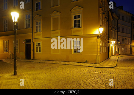 Tipico vicolo di Praga con gli storici lampioni di notte, Malá Strana, Praga, Boemia, Repubblica Ceca, Europa Foto Stock