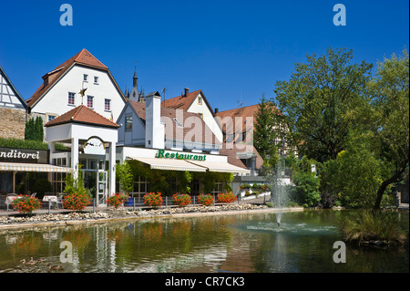 Paesaggio urbano presso il Municipio del Comune di Fossato con lago Birkensee, Bad Wimpfen., Neckartal, Baden-Wuerttemberg, Germania, Europa Foto Stock