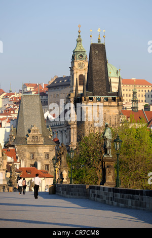 Malá Strana nella mattina in anticipo come si vede dal Ponte Carlo, Praga, Boemia, Repubblica Ceca, Europa Foto Stock