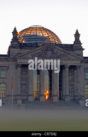 Edificio del Reichstag con terra della nebbia nella luce del mattino, Berlino, Germania, Europa PublicGround Foto Stock