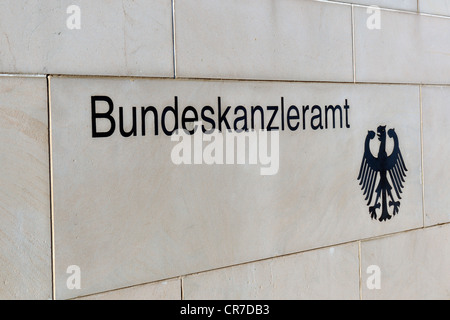 Bundeskanzleramt, Tedesco per la sede del Cancelliere tedesco, segnaletica sulla parete circondante la Cancelleria in Berlino, PublicGround Foto Stock