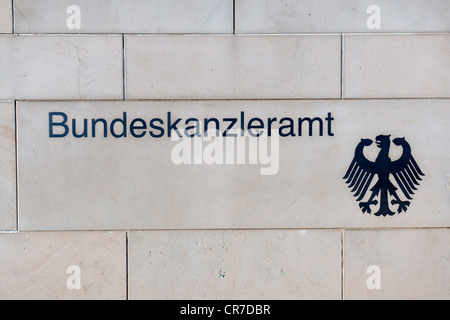 Bundeskanzleramt, Tedesco per la sede del Cancelliere tedesco, segnaletica sulla parete circondante la Cancelleria in Berlino, PublicGround Foto Stock