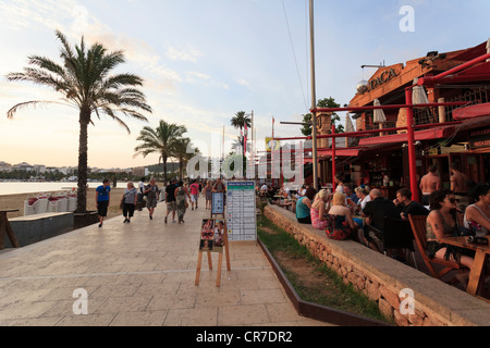 Isole Baleari Spagna, Ibiza, Sant Antoni de Portmany beach resort, caffetterie sulla spiaggia Foto Stock
