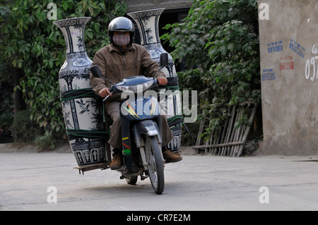 Il Vietnam, Bat Trang, vicino Hanoi, tessuto in ceramica Foto Stock