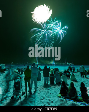 Mar Baltico in fiamme, sul molo Groemitz, fuochi d'artificio alla fine della stagione, spiaggia, spettatori, di notte, Mar Baltico Foto Stock