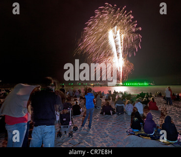 Mar Baltico in fiamme, sul molo Groemitz, fuochi d'artificio alla fine della stagione, spiaggia, spettatori, di notte, Mar Baltico Foto Stock