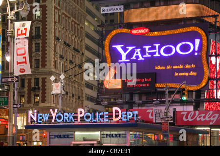 Stati Uniti, New York City Manhattan Midtown, Times Square di notte, Yahoo pubblicità e il New York Police Department Foto Stock