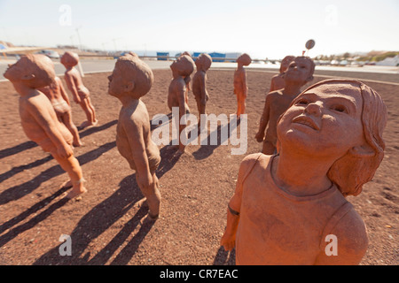 "Caminos', opera d'arte, 30 sculture di bambini dello scultore cubano Lisbet Fernandez, Morro Jable rotonda, Fuerteventura Foto Stock